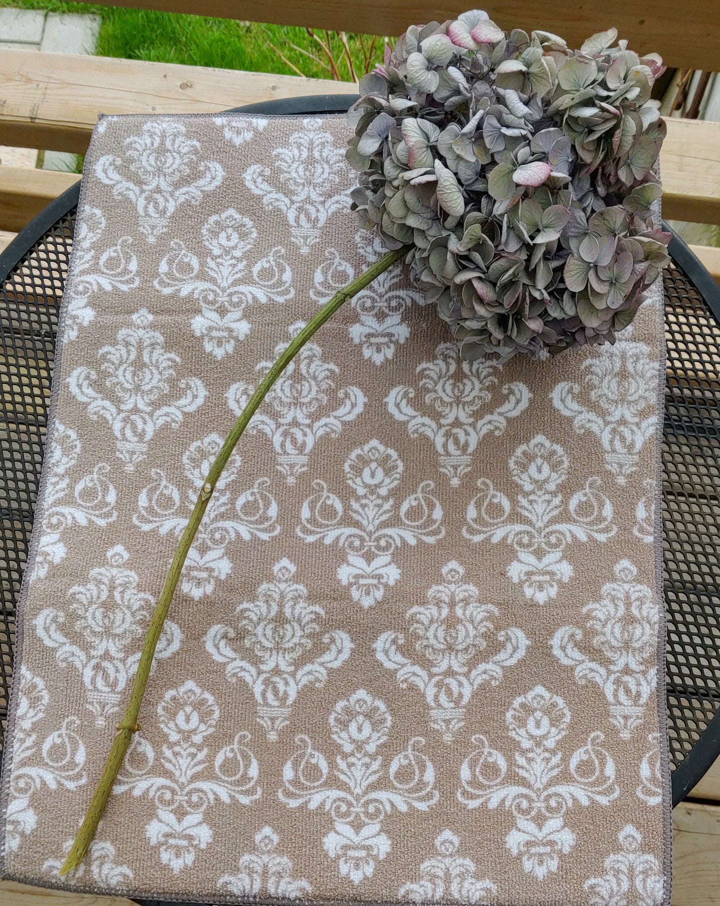 Long Stemmed Dried Hydrangea Flower (1 Stem)